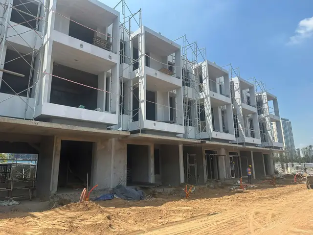 Dãy nhà phố Senturia An Phú trong giai đoạn hoàn thiện