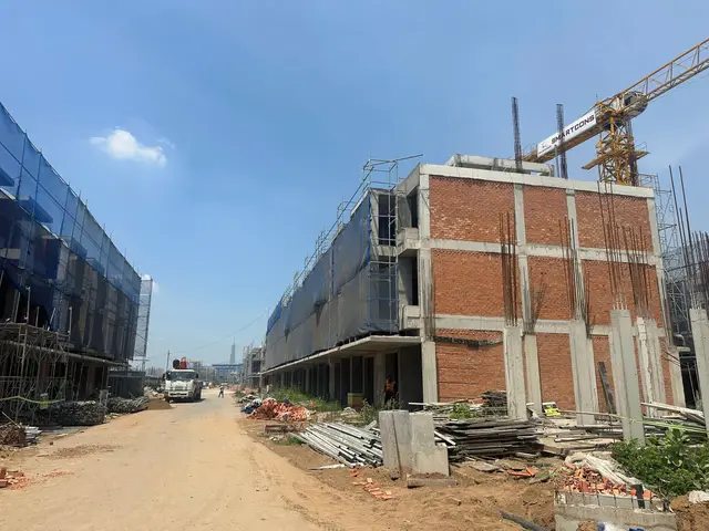 Dãy shophouse Senturia An Phú đang thi công