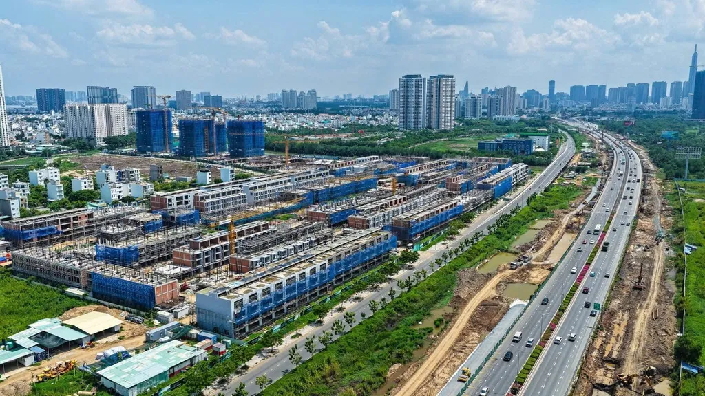 Flycam công trường Senturia An Phú tháng 6/2026, nhìn về trung tâm TP.HCM